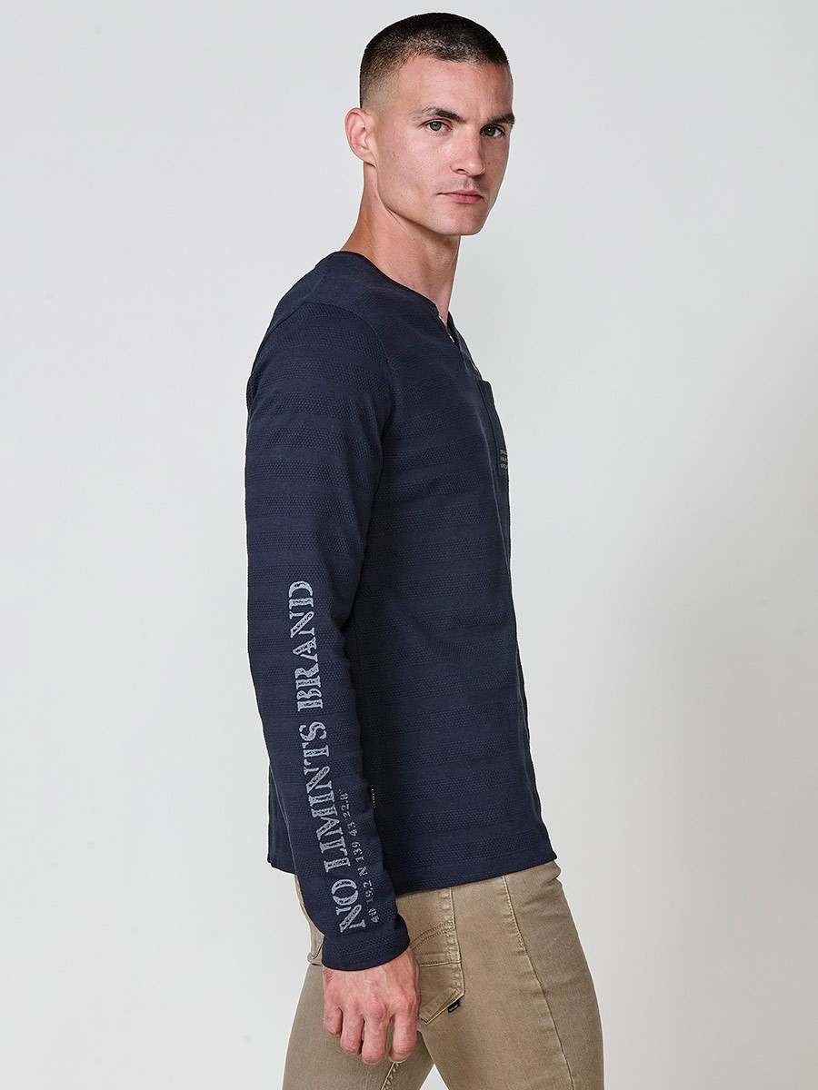Camiseta de hombre navy de manga larga, 100% algodón, con cuello redondo con abertura y estampado delantero.