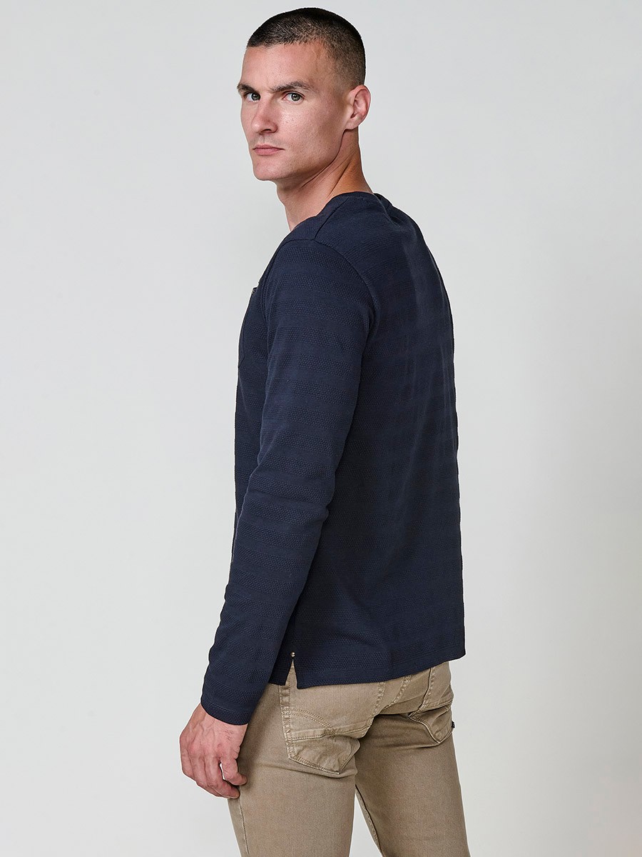 Camiseta de hombre navy de manga larga, 100% algodón, con cuello redondo con abertura y estampado delantero.