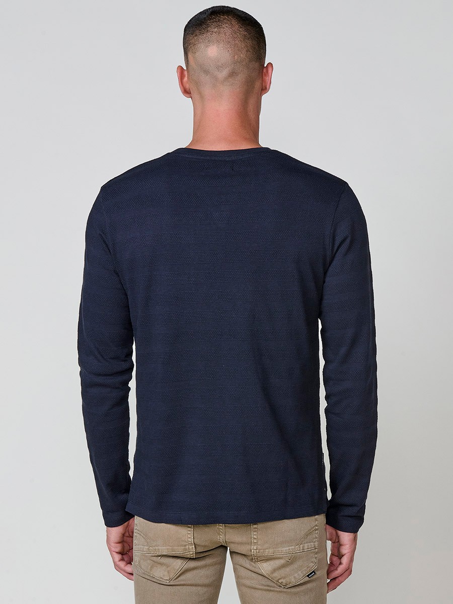 Camiseta de hombre navy de manga larga, 100% algodón, con cuello redondo con abertura y estampado delantero.