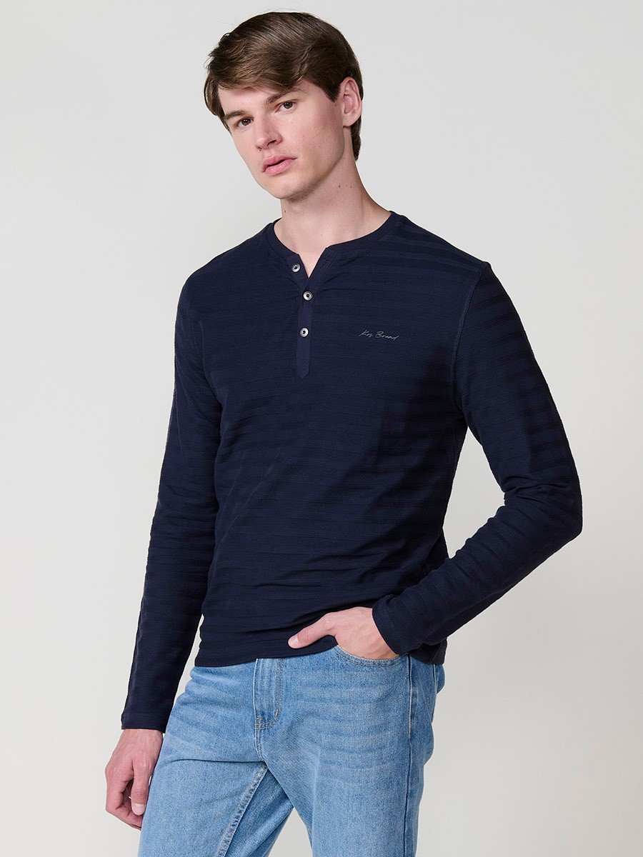 Camiseta de hombre indigo blue de manga larga, 100% algodón, con cuello redondo con abertura y estampado delantero.