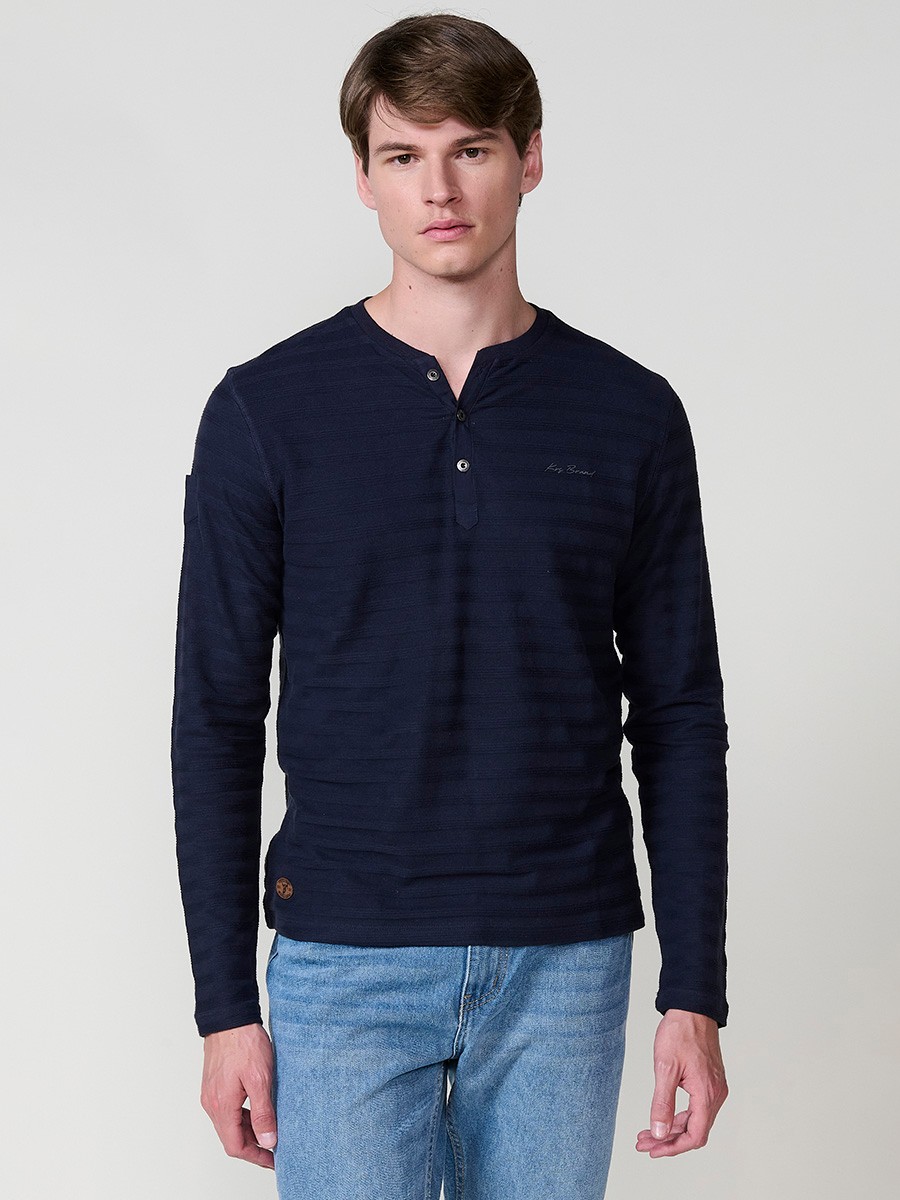 Camiseta de hombre indigo blue de manga larga, 100% algodón, con cuello redondo con abertura y estampado delantero.