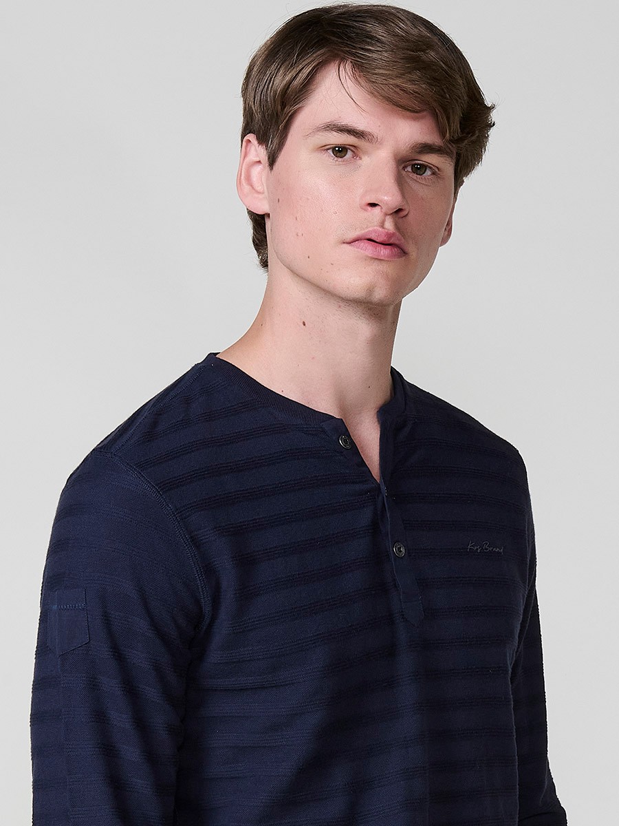 Camiseta de hombre indigo blue de manga larga, 100% algodón, con cuello redondo con abertura y estampado delantero.