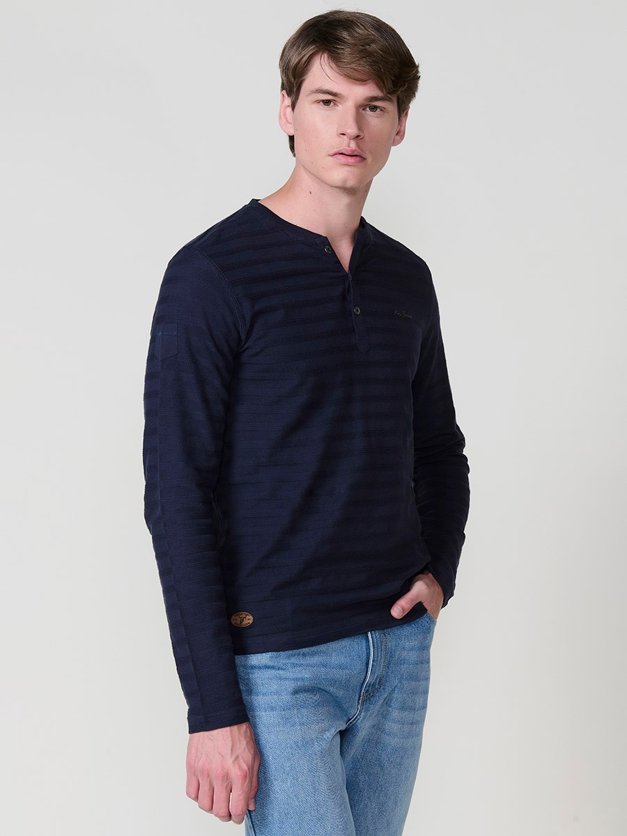Camiseta de hombre indigo blue de manga larga, 100% algodón, con cuello redondo con abertura y estampado delantero.