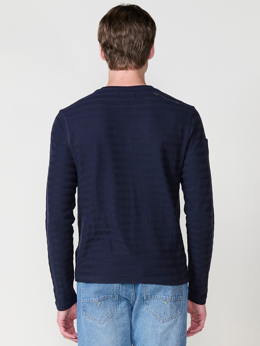 Camiseta de hombre indigo blue de manga larga, 100% algodón, con cuello redondo con abertura y estampado delantero.