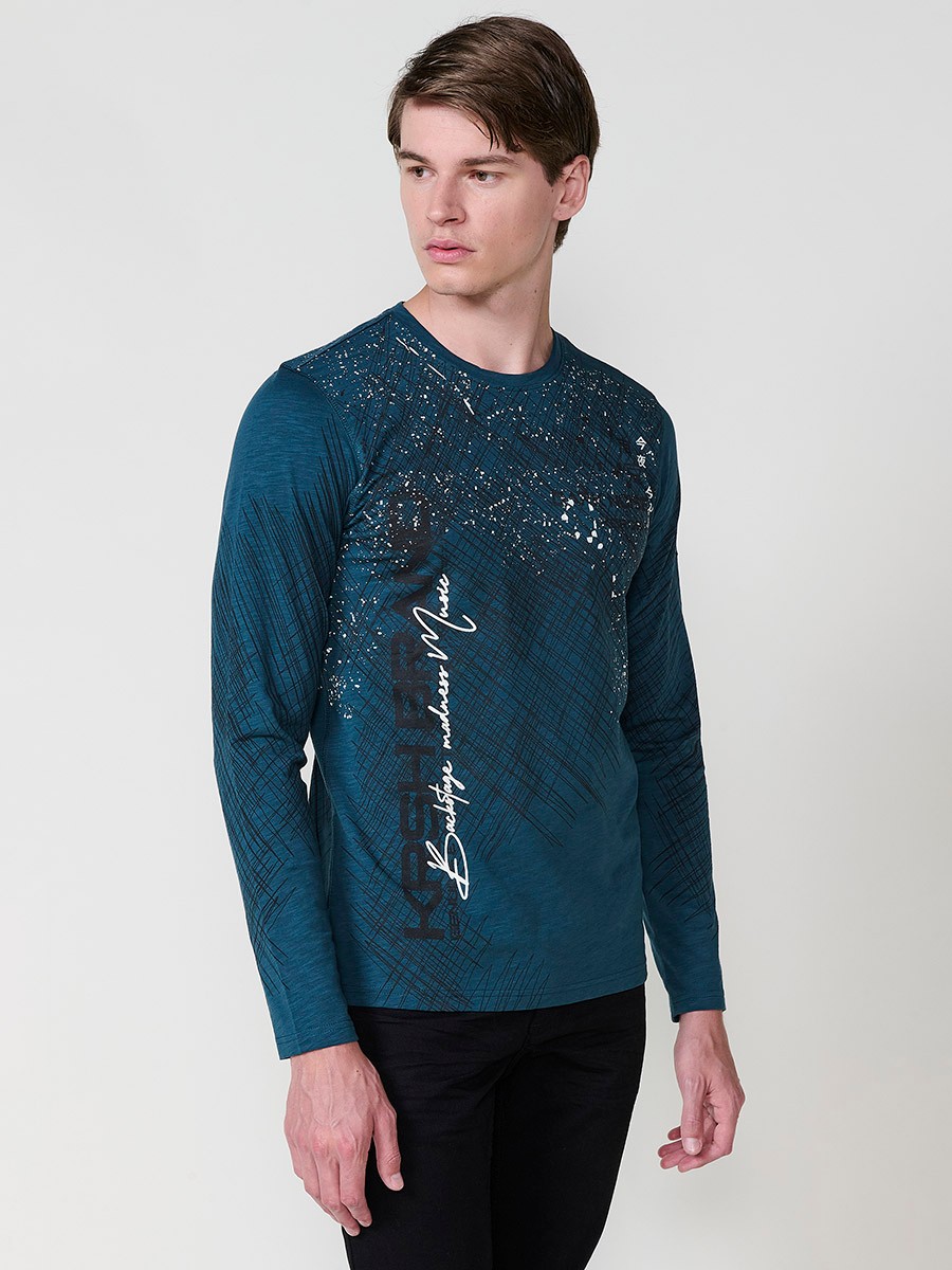 Camiseta de hombre verde de manga larga, 100% algodón, con cuello redondo con abertura y estampado delantero.
