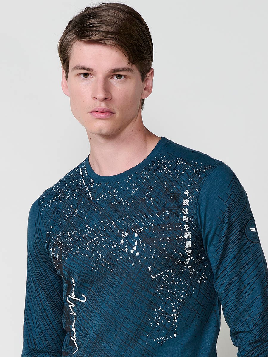Camiseta de hombre verde de manga larga, 100% algodón, con cuello redondo con abertura y estampado delantero.