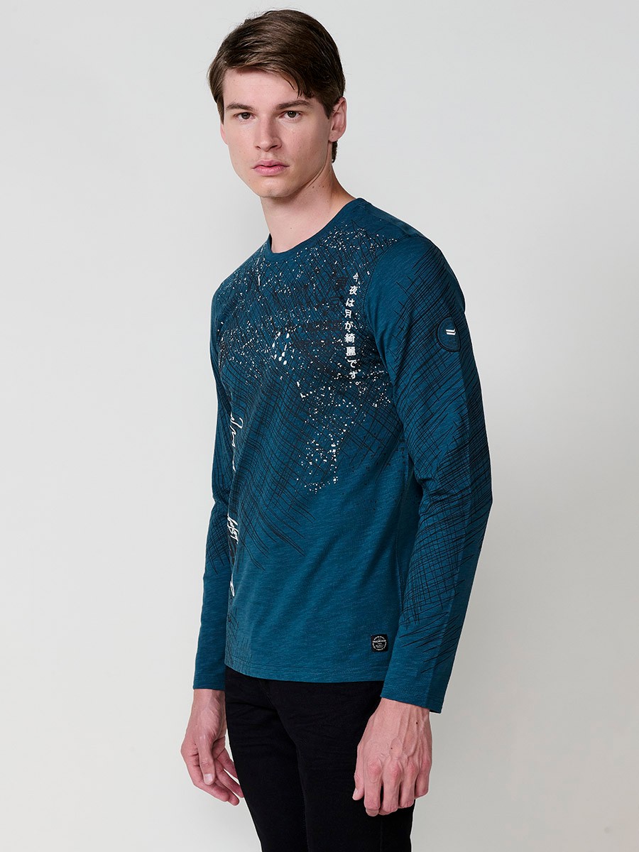 Camiseta de hombre verde de manga larga, 100% algodón, con cuello redondo con abertura y estampado delantero.