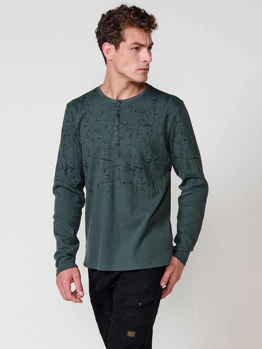 Camiseta de hombre verde oscuro de manga larga, 100% algodón, con cuello redondo con abertura y estampado delantero.