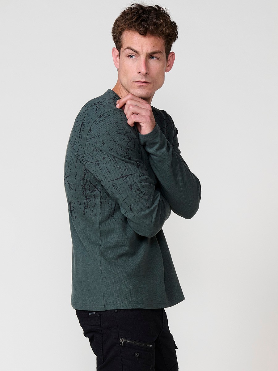 Camiseta de hombre verde oscuro de manga larga, 100% algodón, con cuello redondo con abertura y estampado delantero.