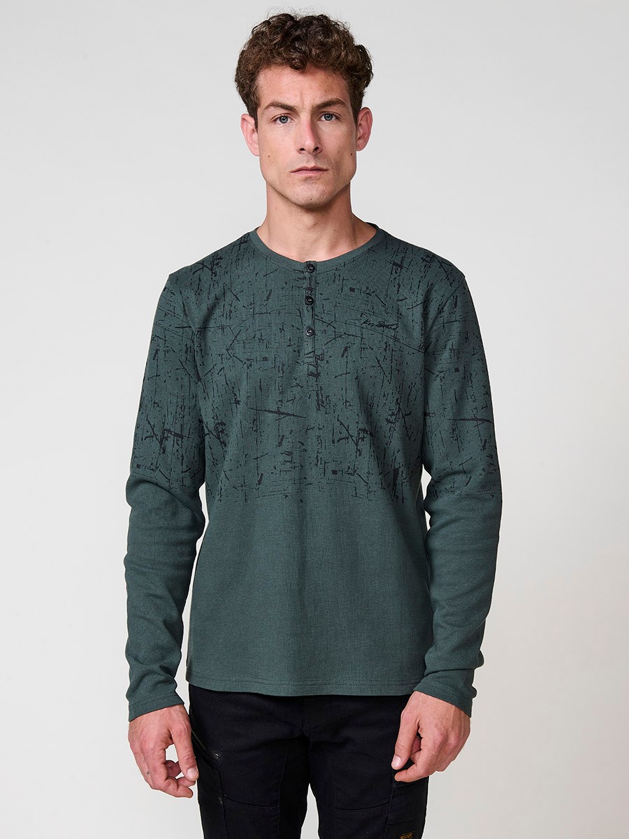 Camiseta de hombre verde oscuro de manga larga, 100% algodón, con cuello redondo con abertura y estampado delantero.