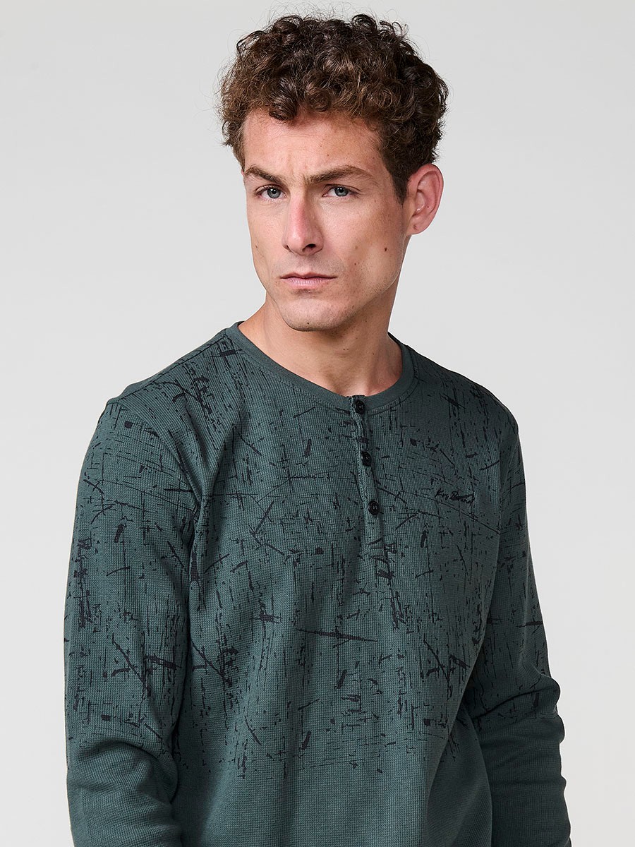 Camiseta de hombre verde oscuro de manga larga, 100% algodón, con cuello redondo con abertura y estampado delantero.