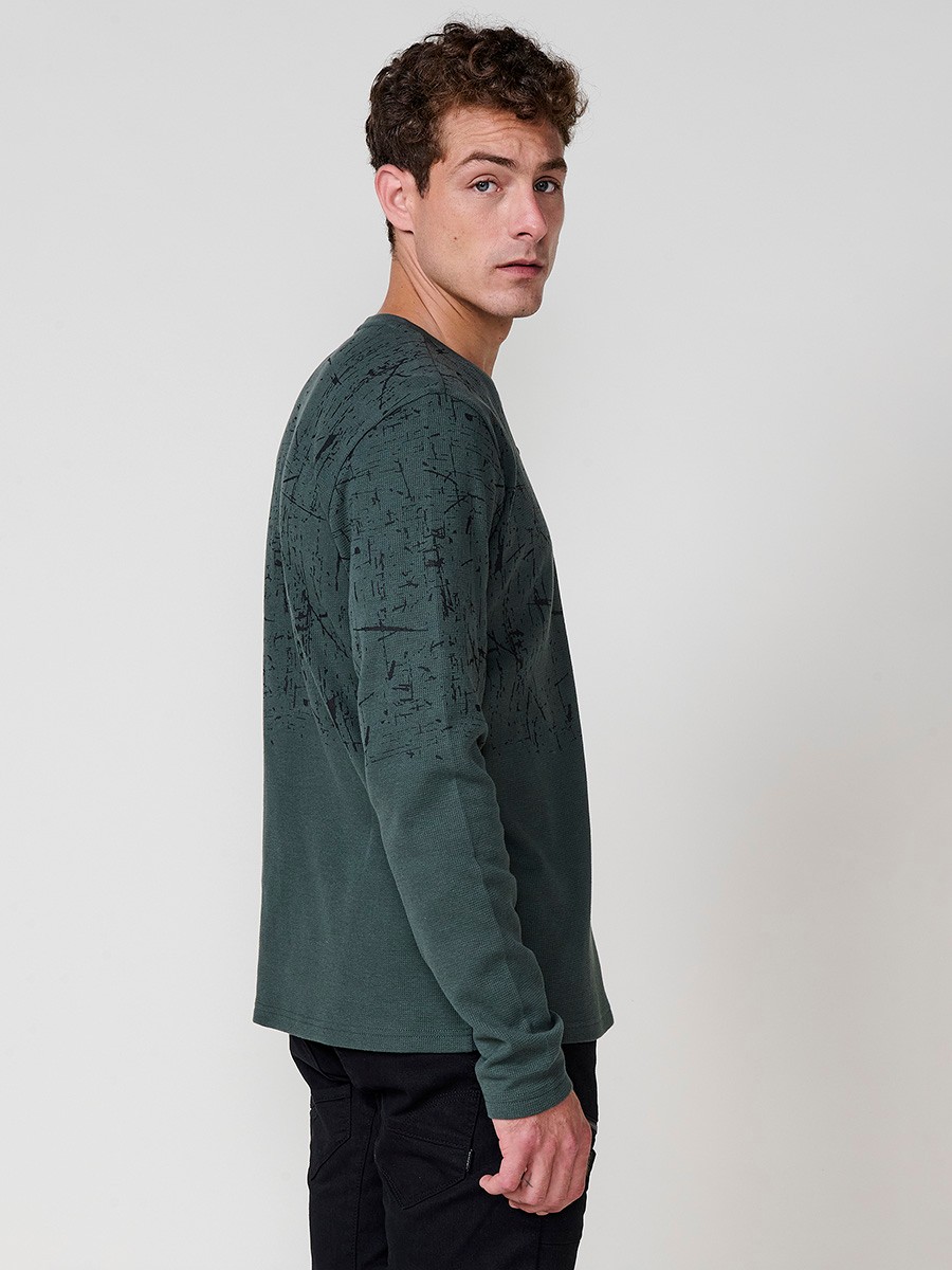 Camiseta de hombre verde oscuro de manga larga, 100% algodón, con cuello redondo con abertura y estampado delantero.