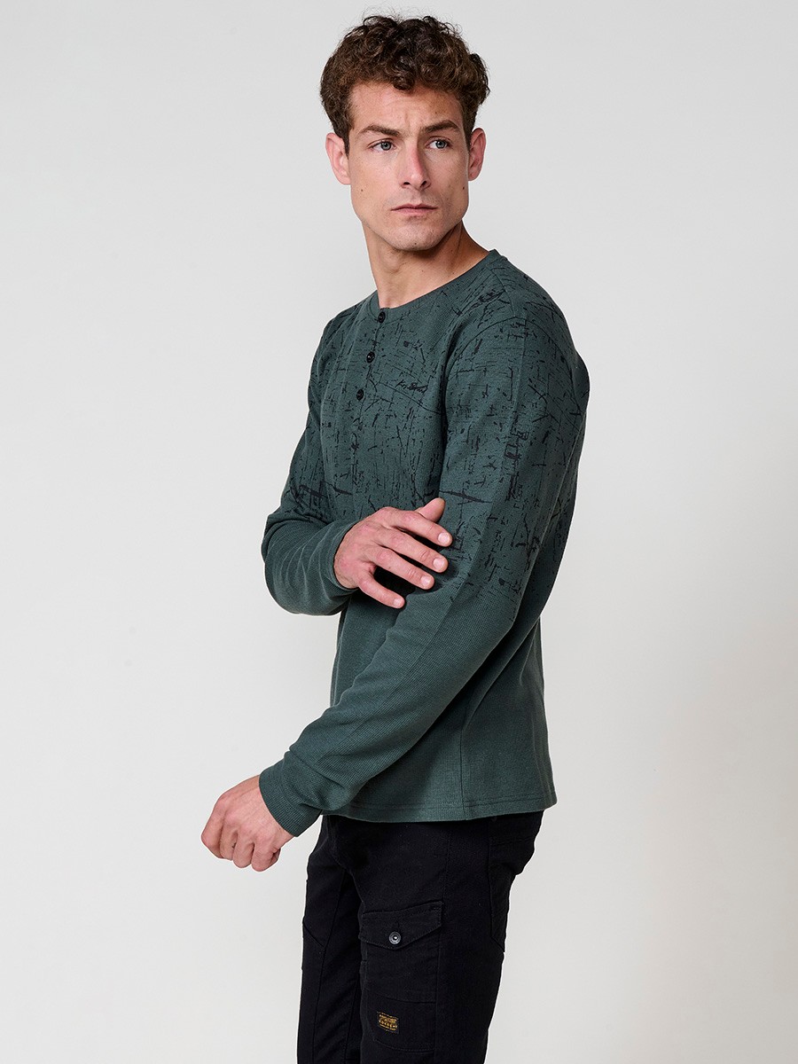 Camiseta de hombre verde oscuro de manga larga, 100% algodón, con cuello redondo con abertura y estampado delantero.