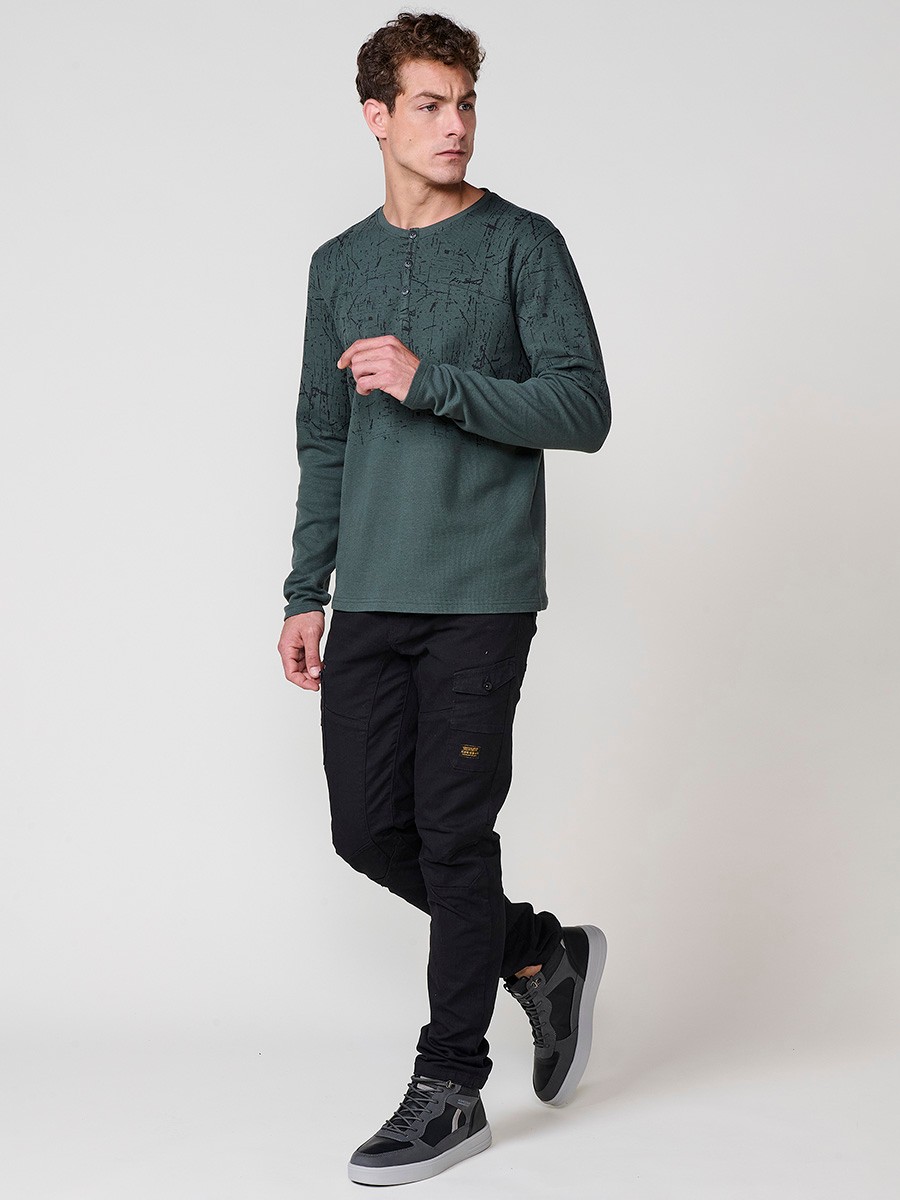 Camiseta de hombre verde oscuro de manga larga, 100% algodón, con cuello redondo con abertura y estampado delantero.