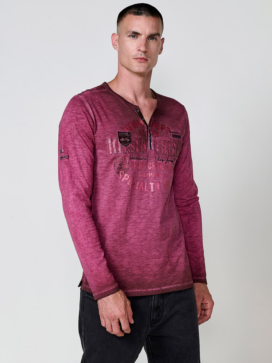Camiseta de hombre granate de manga larga, 100% algodón, con cuello redondo con abertura y estampado delantero.