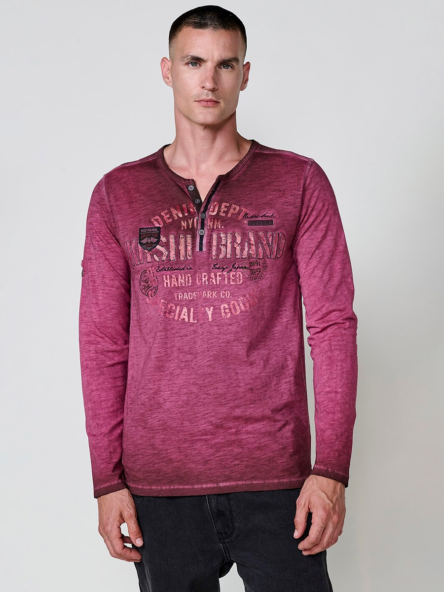 Camiseta de hombre granate de manga larga, 100% algodón, con cuello redondo con abertura y estampado delantero.