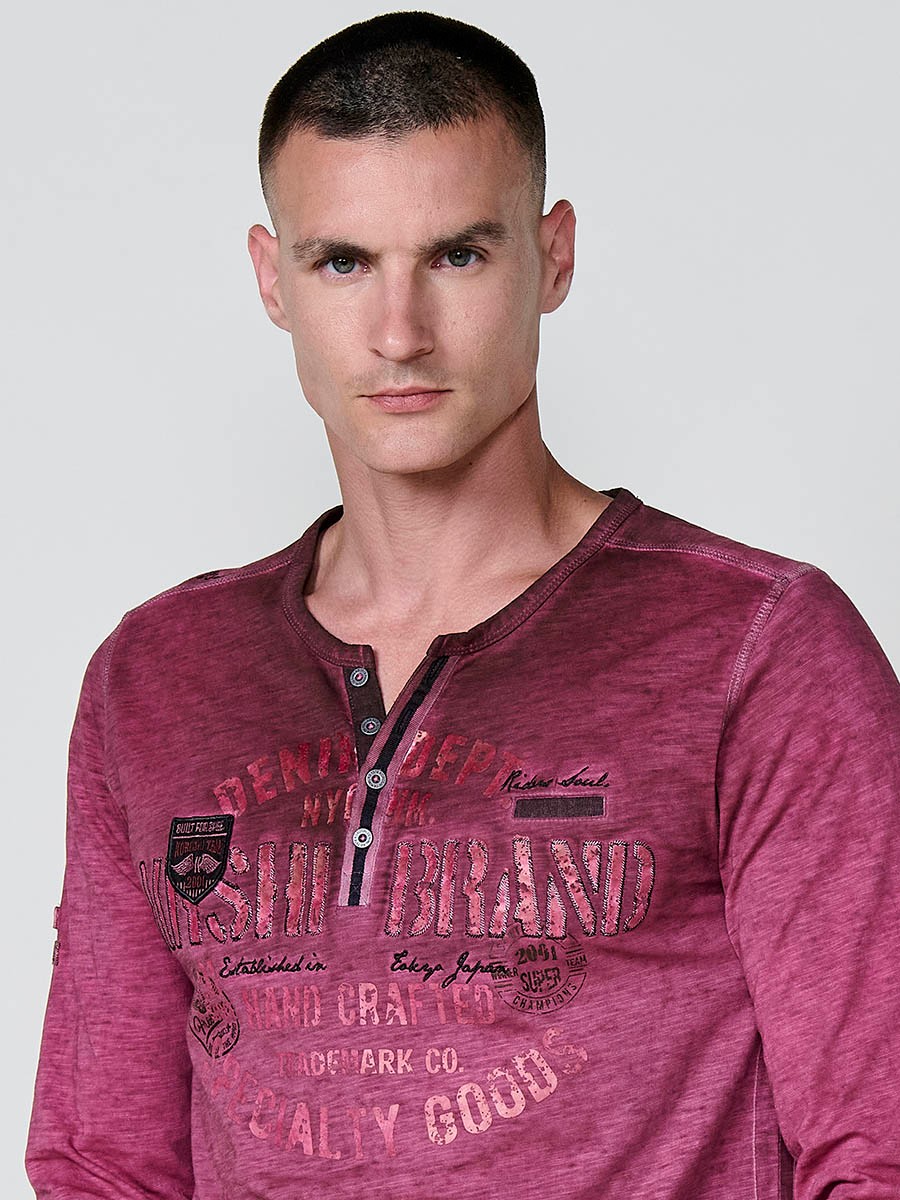 Camiseta de hombre granate de manga larga, 100% algodón, con cuello redondo con abertura y estampado delantero.