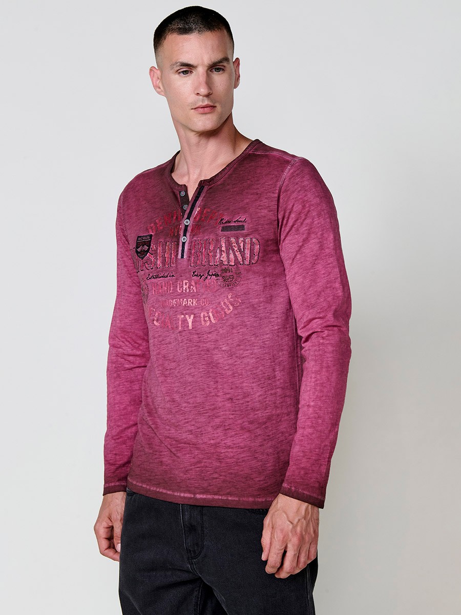 Camiseta de hombre granate de manga larga, 100% algodón, con cuello redondo con abertura y estampado delantero.