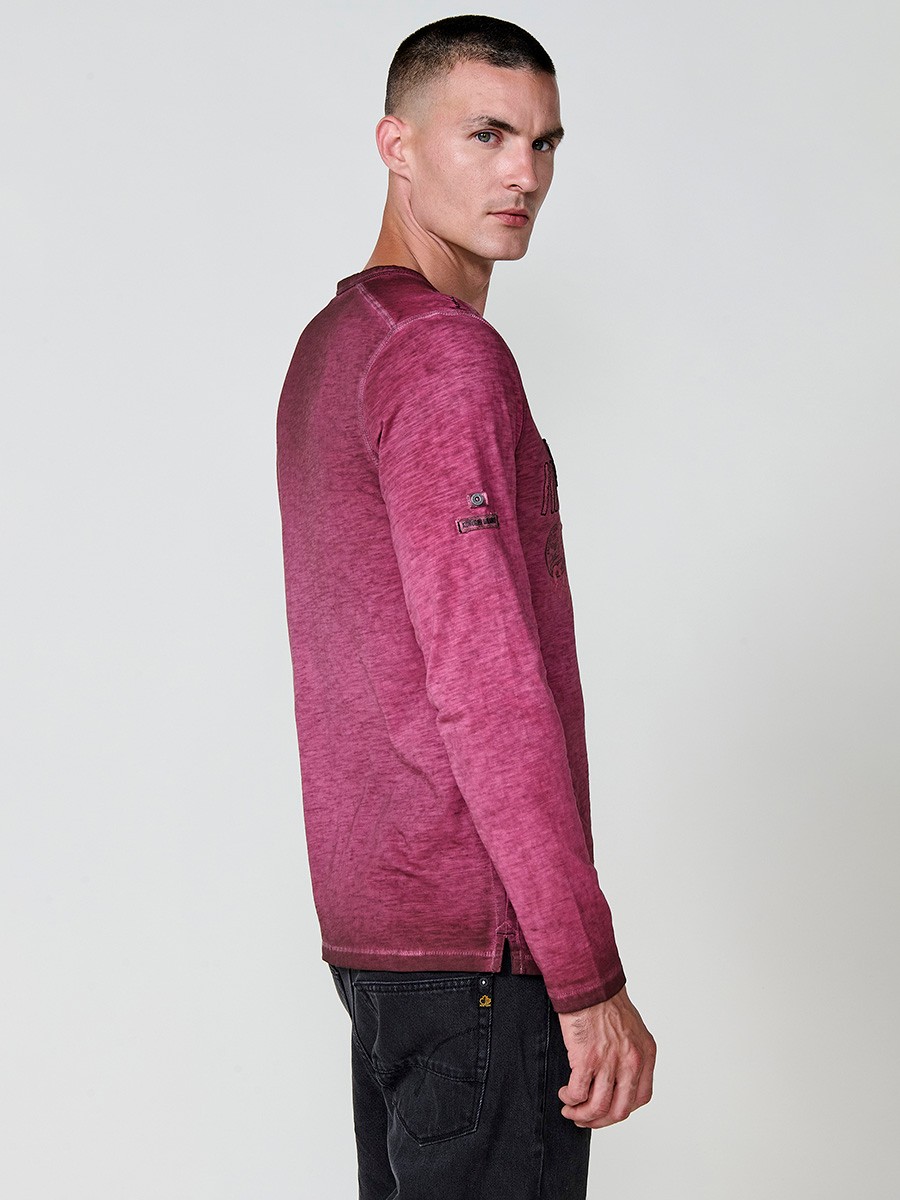 Camiseta de hombre granate de manga larga, 100% algodón, con cuello redondo con abertura y estampado delantero.