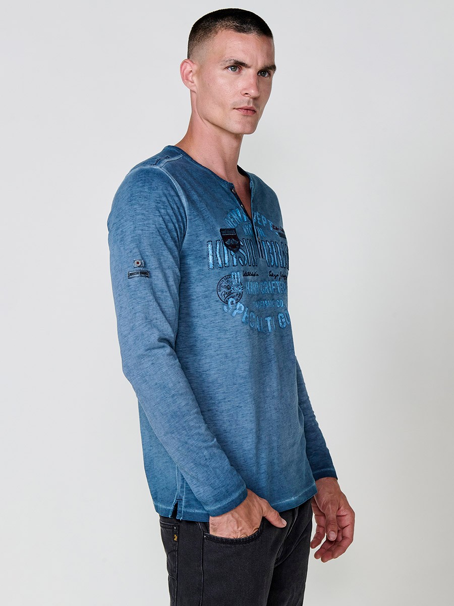 Camiseta de hombre indigo blue de manga larga, 100% algodón, con cuello redondo con abertura y estampado delantero.