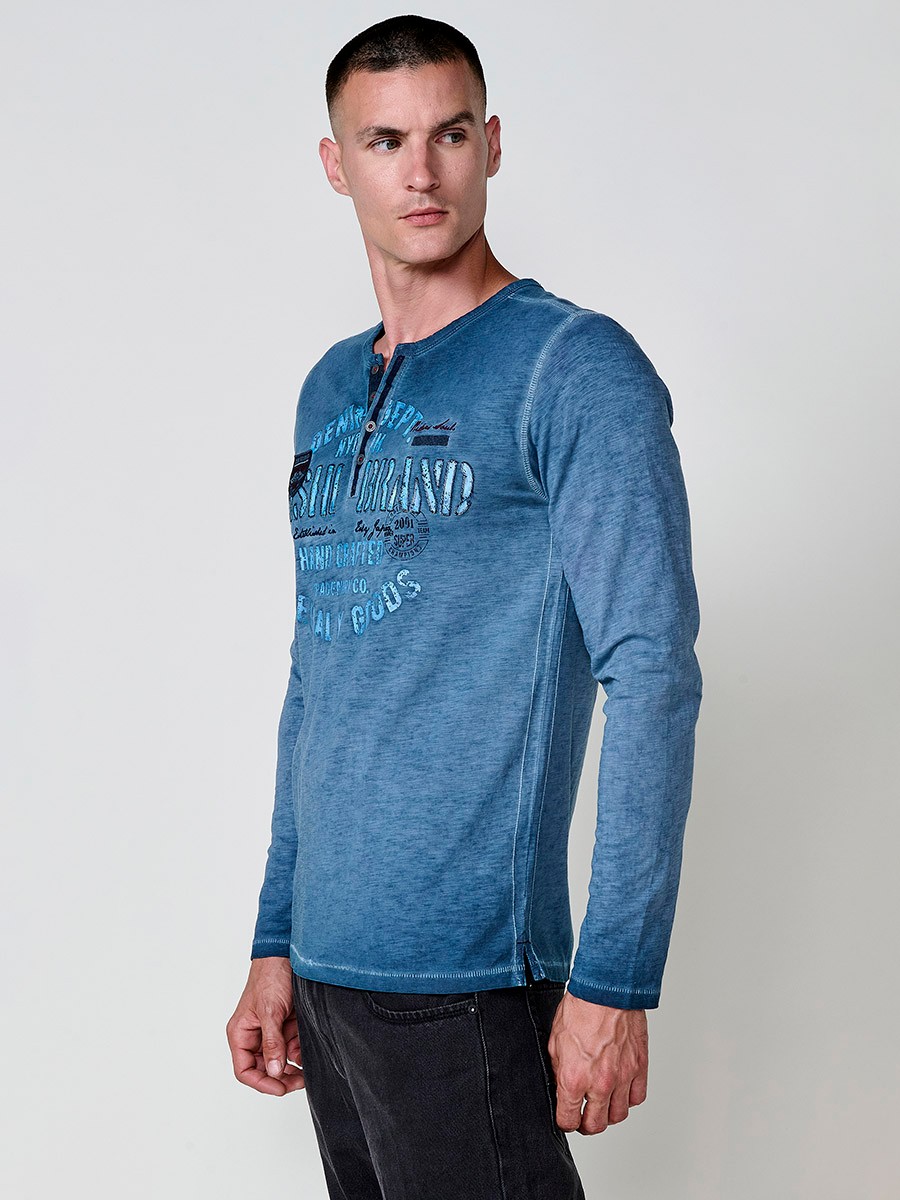 Camiseta de hombre indigo blue de manga larga, 100% algodón, con cuello redondo con abertura y estampado delantero.