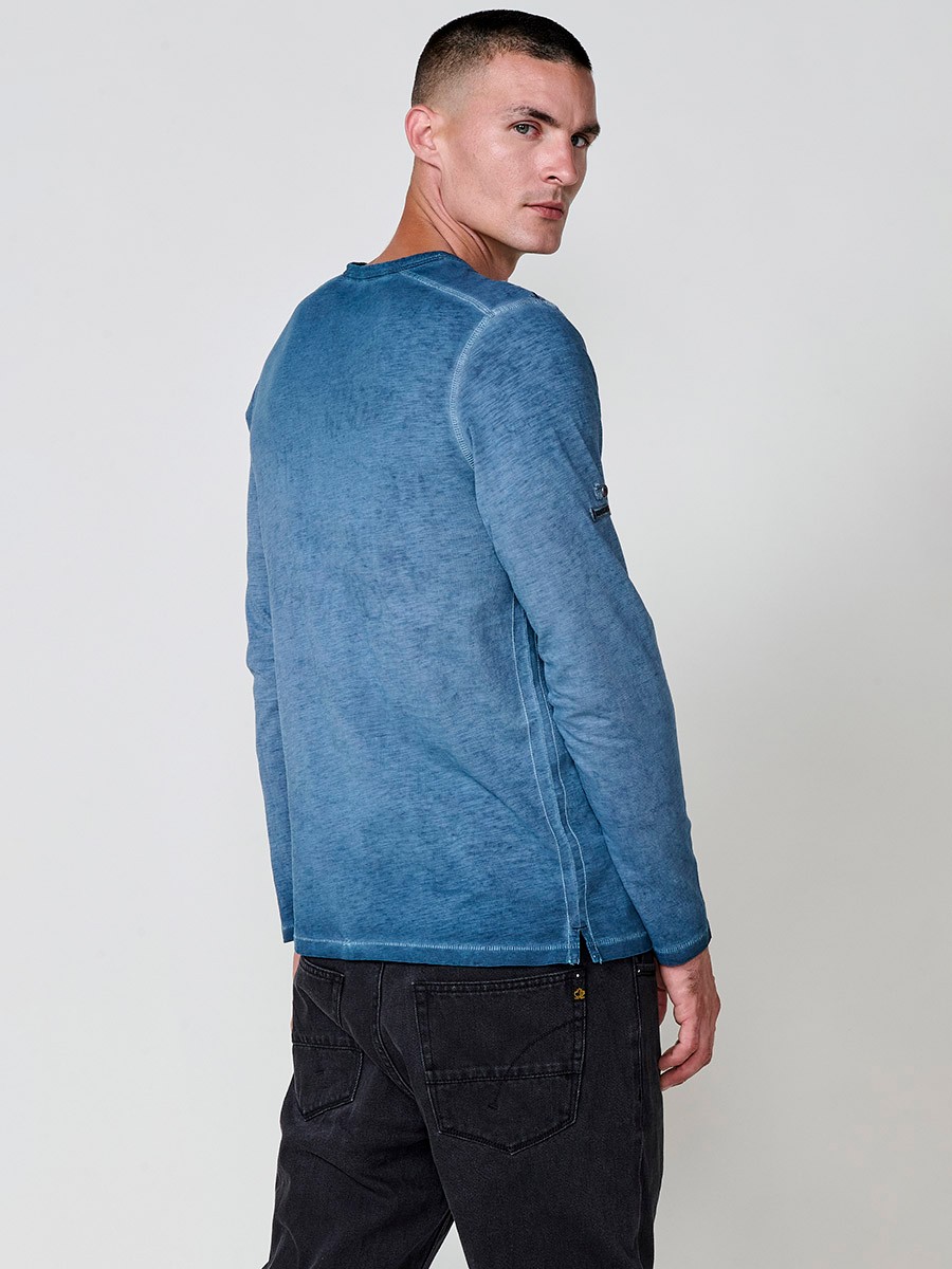 Camiseta de hombre indigo blue de manga larga, 100% algodón, con cuello redondo con abertura y estampado delantero.