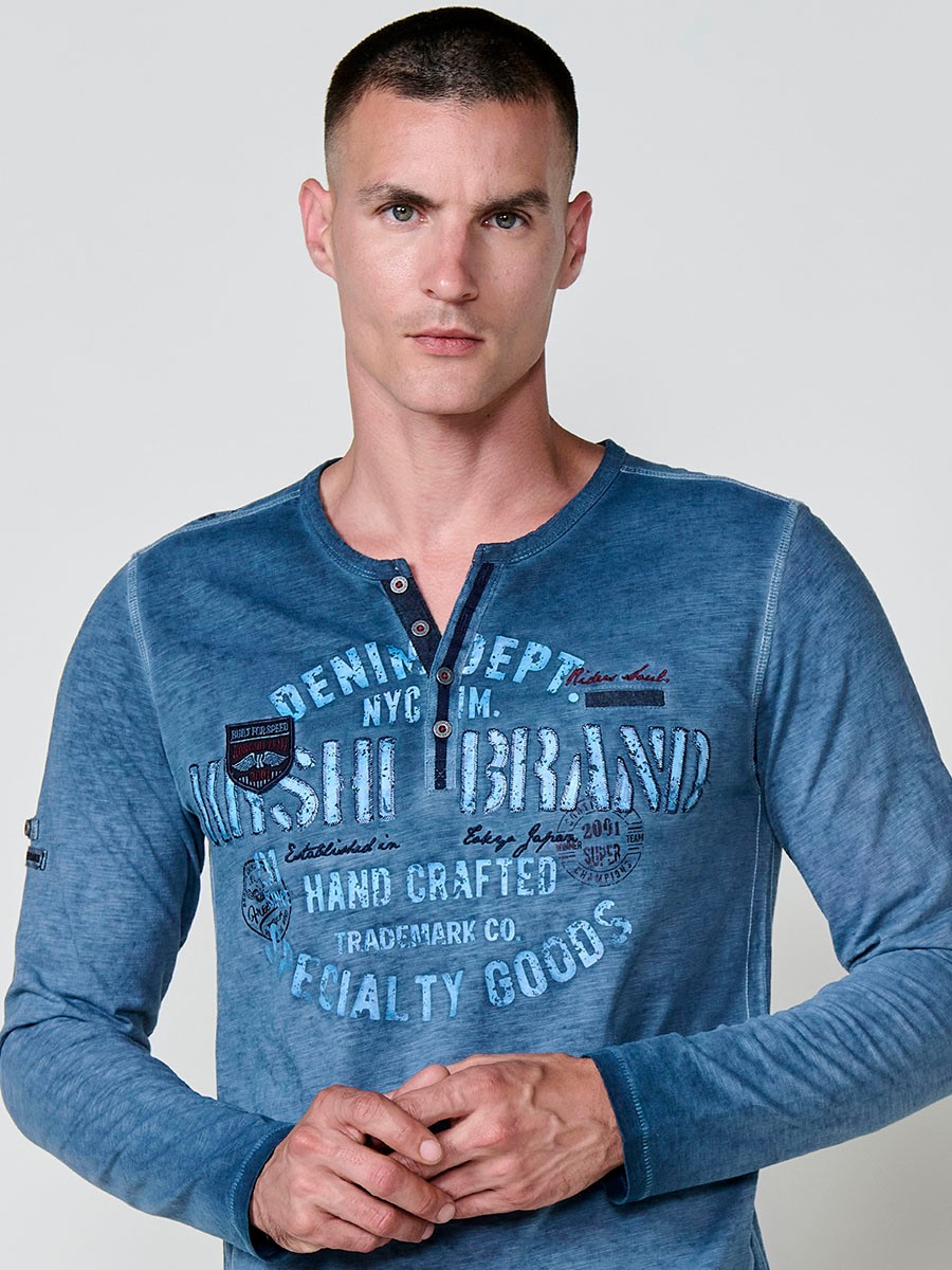 Camiseta de hombre indigo blue de manga larga, 100% algodón, con cuello redondo con abertura y estampado delantero.