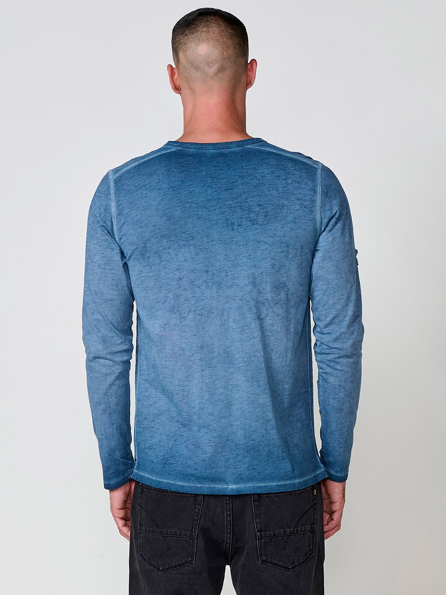 Camiseta de hombre indigo blue de manga larga, 100% algodón, con cuello redondo con abertura y estampado delantero.