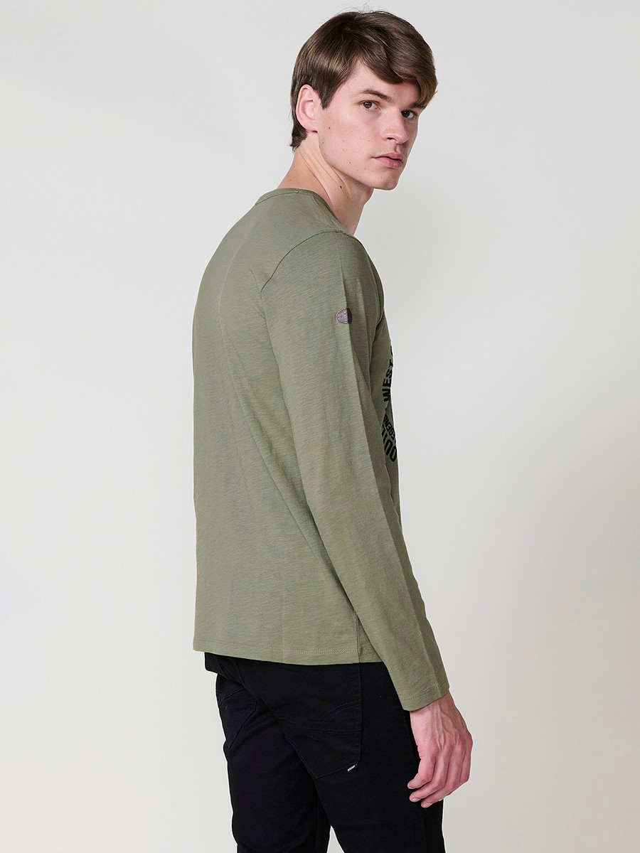 Camiseta de hombre kaki de manga larga, 100% algodón, con cuello redondo con abertura y estampado delantero.