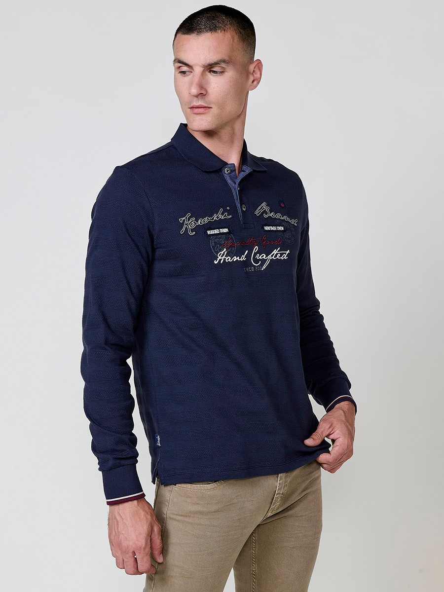 Polo de hombre en color navy, de manga larga y cuello camisero. Prenda masculina básica de algodón 100%.