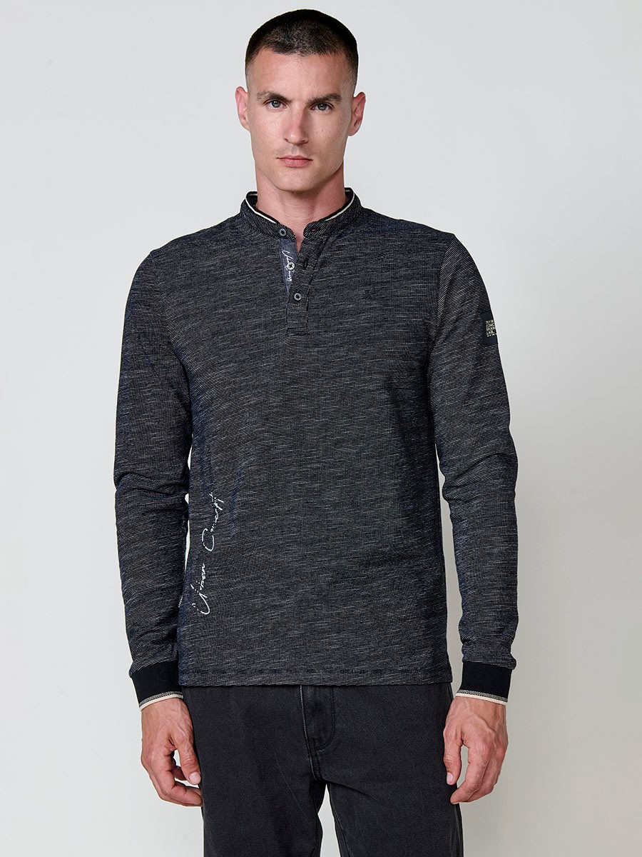 Polo de hombre negro de manga larga, 100% algodón, con cuello redondo, abertura con botones y estilo versátil.