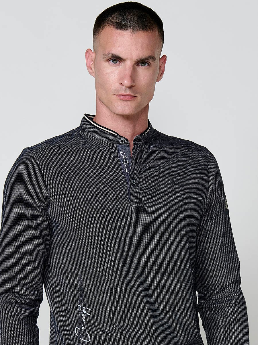 Polo de hombre negro de manga larga, 100% algodón, con cuello redondo, abertura con botones y estilo versátil.