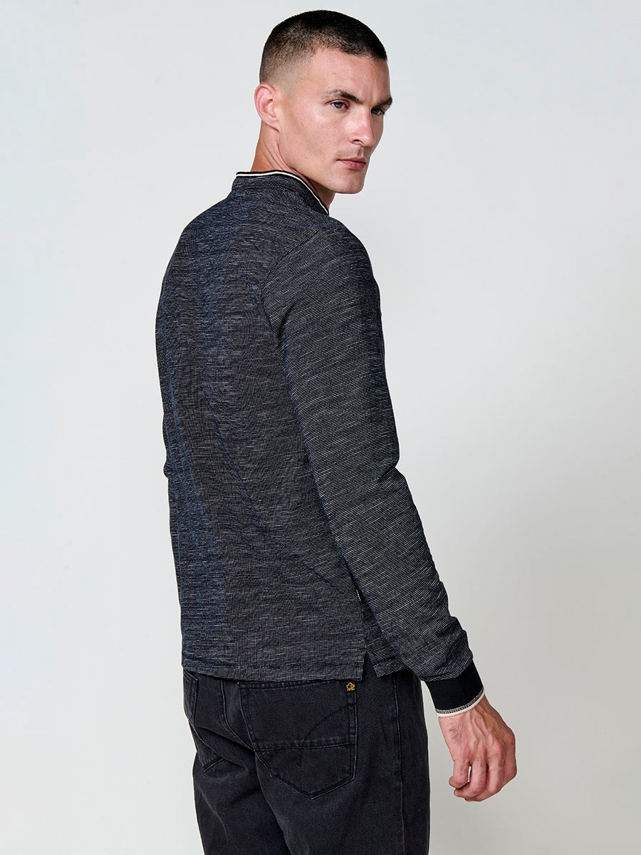 Polo de hombre negro de manga larga, 100% algodón, con cuello redondo, abertura con botones y estilo versátil.