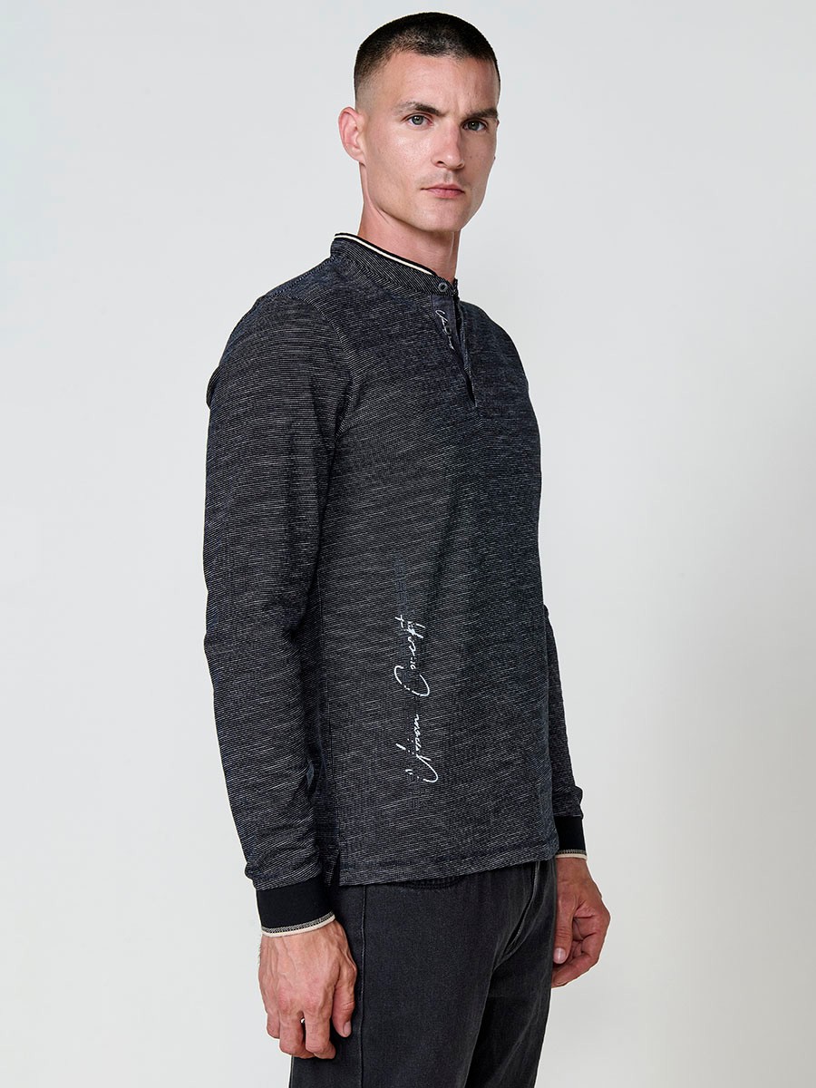 Polo de hombre negro de manga larga, 100% algodón, con cuello redondo, abertura con botones y estilo versátil.