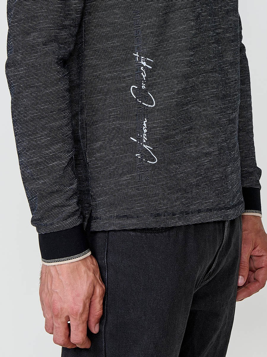 Polo de hombre negro de manga larga, 100% algodón, con cuello redondo, abertura con botones y estilo versátil.