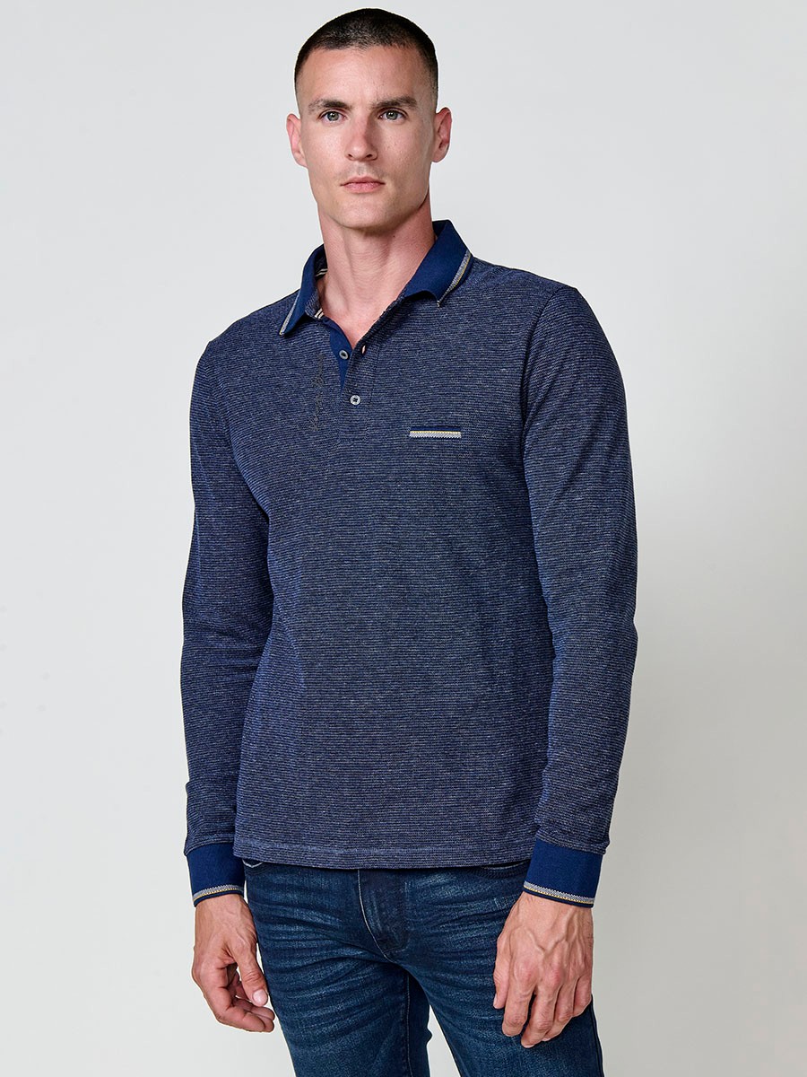 Polo de hombre navy de manga larga, 100% algodón, con cuello camisero, abertura con botones y estilo versátil.