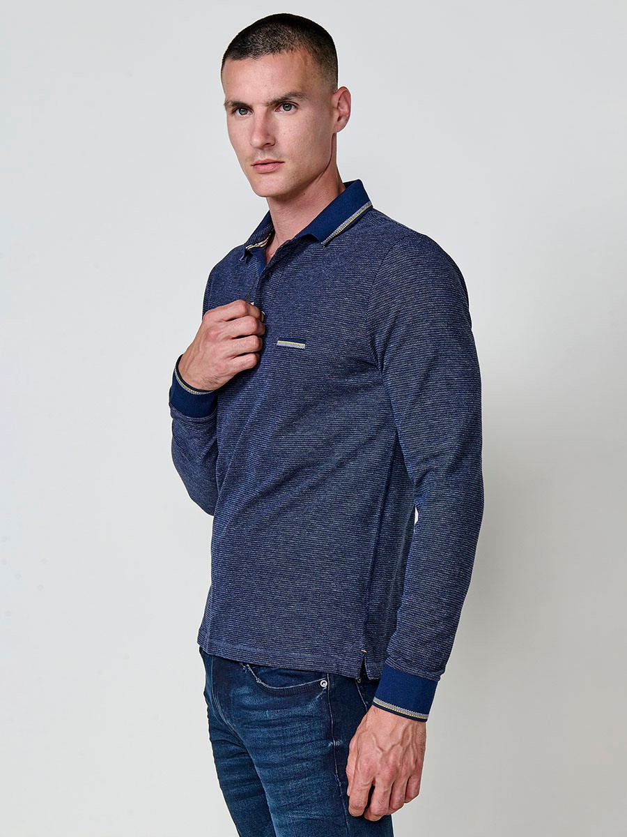 Polo de hombre navy de manga larga, 100% algodón, con cuello camisero, abertura con botones y estilo versátil.