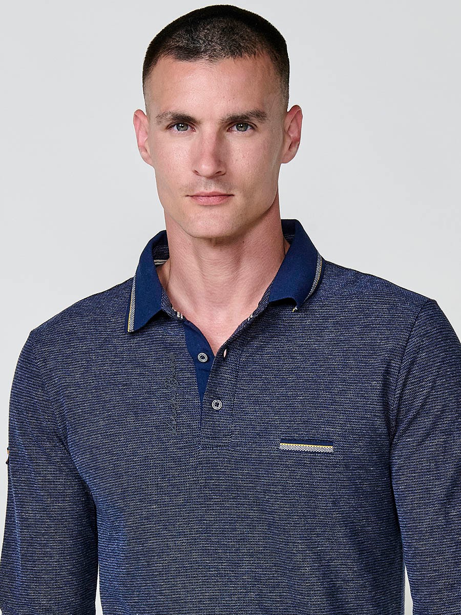 Polo de hombre navy de manga larga, 100% algodón, con cuello camisero, abertura con botones y estilo versátil.
