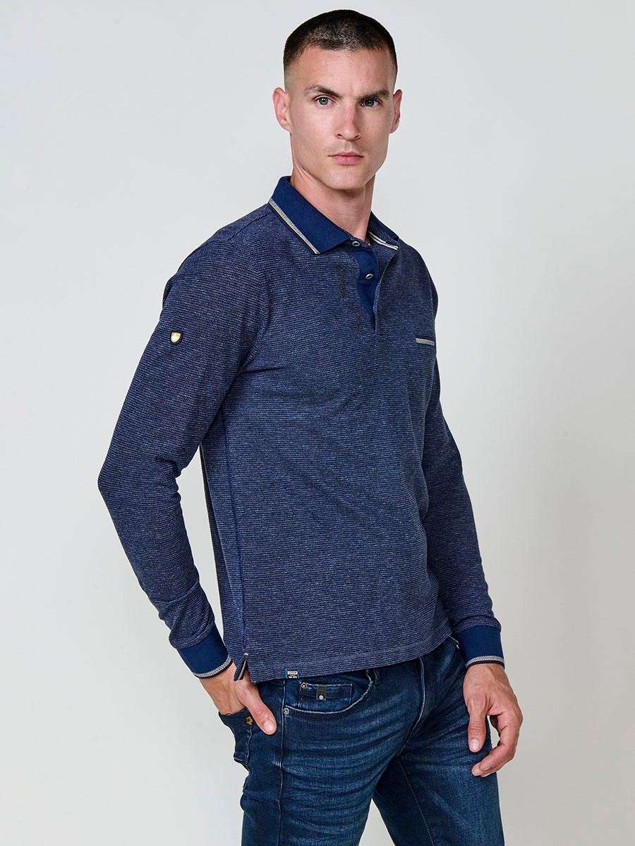 Polo de hombre navy de manga larga, 100% algodón, con cuello camisero, abertura con botones y estilo versátil.