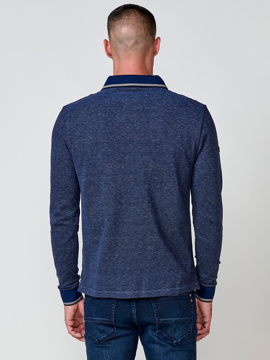 Polo de hombre navy de manga larga, 100% algodón, con cuello camisero, abertura con botones y estilo versátil.