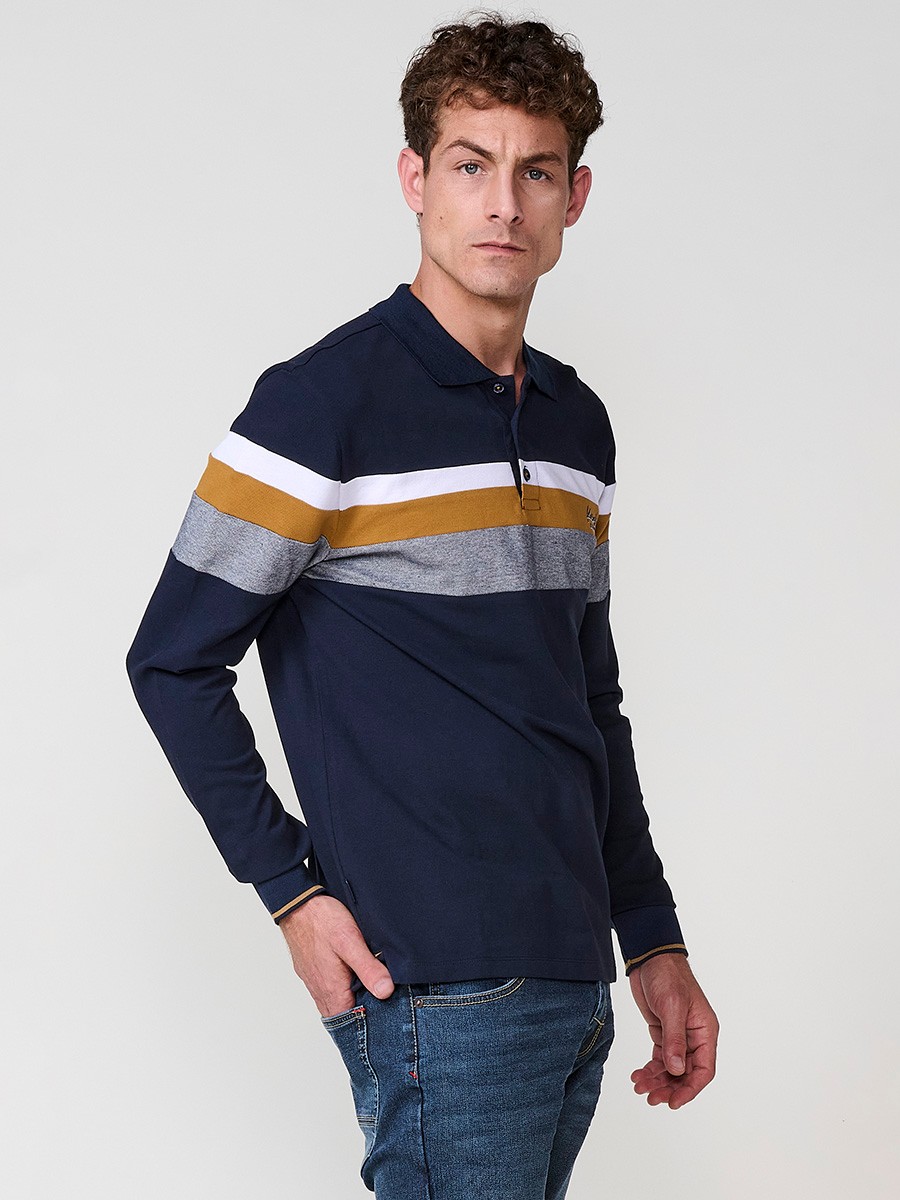 Polo de hombre ocre de manga larga, 100% algodón, con cuello camisero y estilo versátil para looks casuales o elegantes.