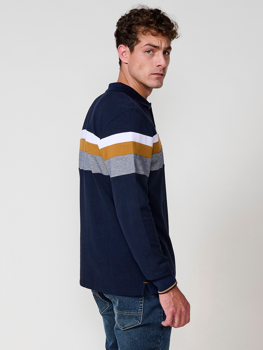Polo de hombre ocre de manga larga, 100% algodón, con cuello camisero y estilo versátil para looks casuales o elegantes.
