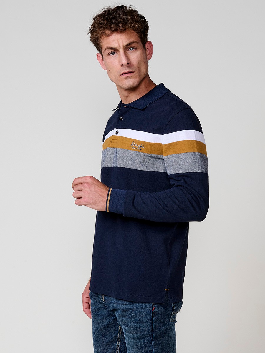 Polo de hombre ocre de manga larga, 100% algodón, con cuello camisero y estilo versátil para looks casuales o elegantes.