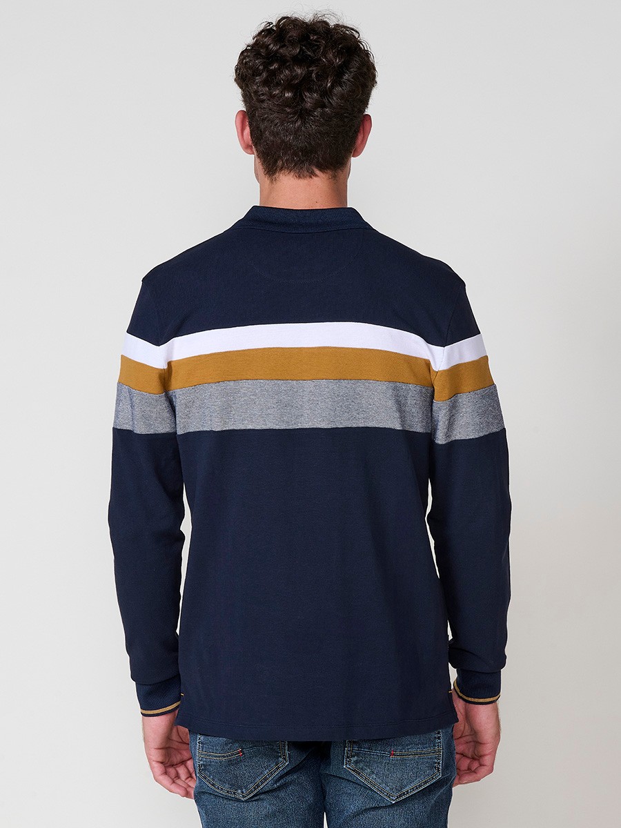 Polo de hombre ocre de manga larga, 100% algodón, con cuello camisero y estilo versátil para looks casuales o elegantes.