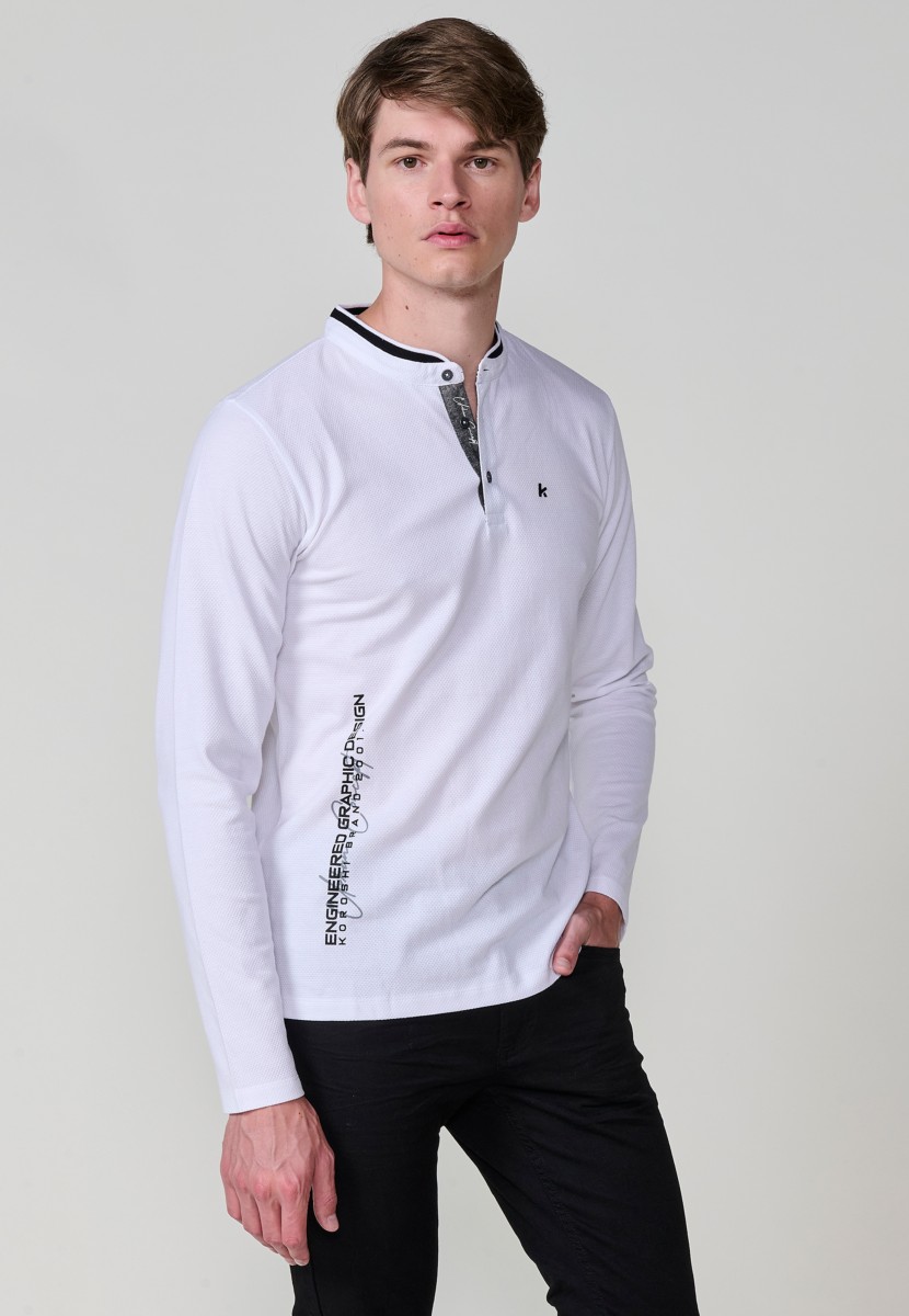 Polo de hombre blanco de manga larga con cuello redondo, confeccionado en 100% algodón. Cómodo, ligero y versátil, ideal para looks casuales.