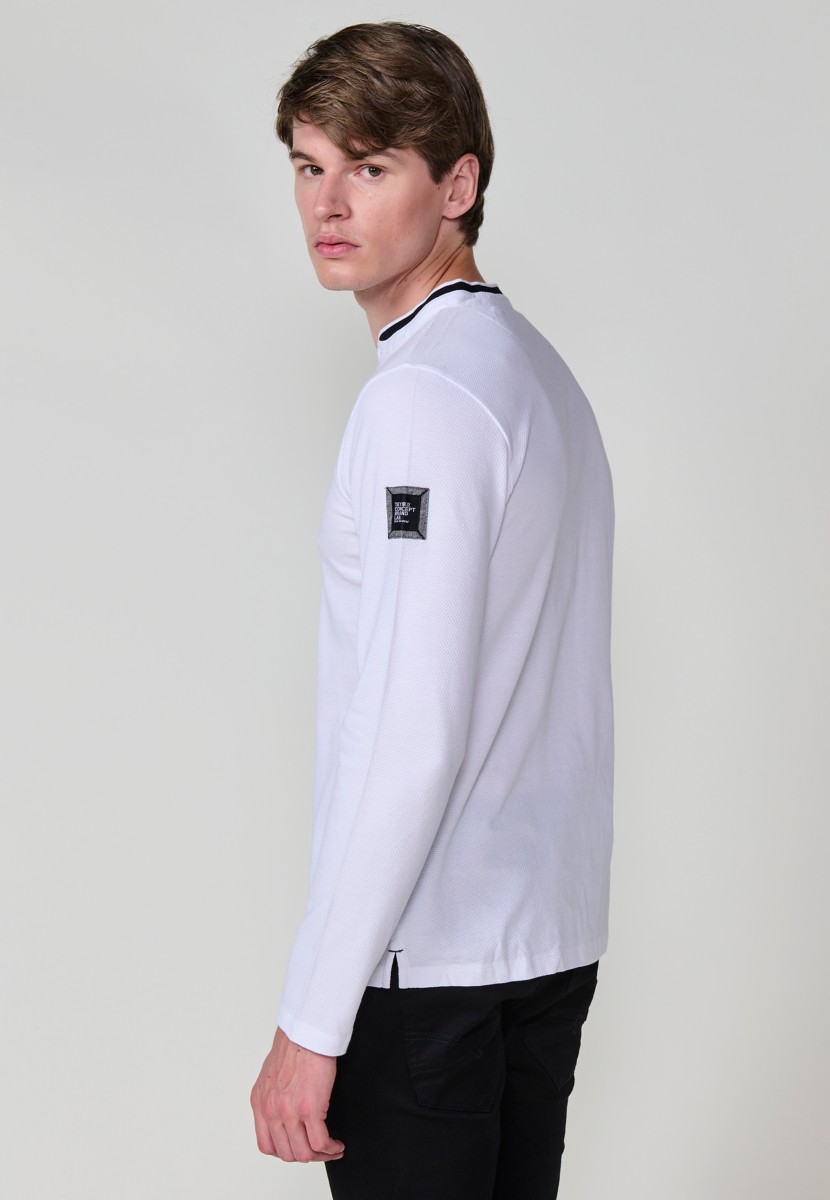 Men’s white long sleeve polo shirt with crew neck in 100% cotton. Comfortable, breathable and versatile for everyday wear.