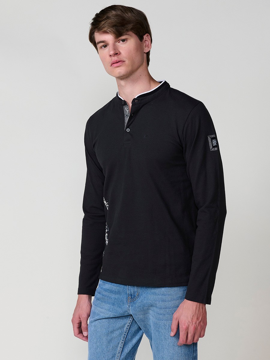 Polo de hombre antracita de manga larga, 100% algodón, con cuello redondo y estilo versátil para looks urbanos y elegantes.