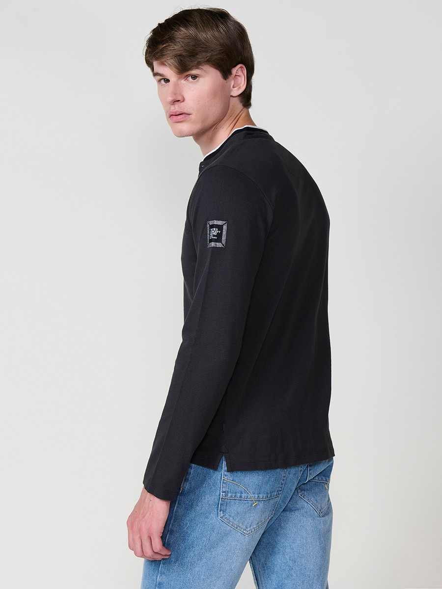 Polo de hombre antracita de manga larga, 100% algodón, con cuello redondo y estilo versátil para looks urbanos y elegantes.