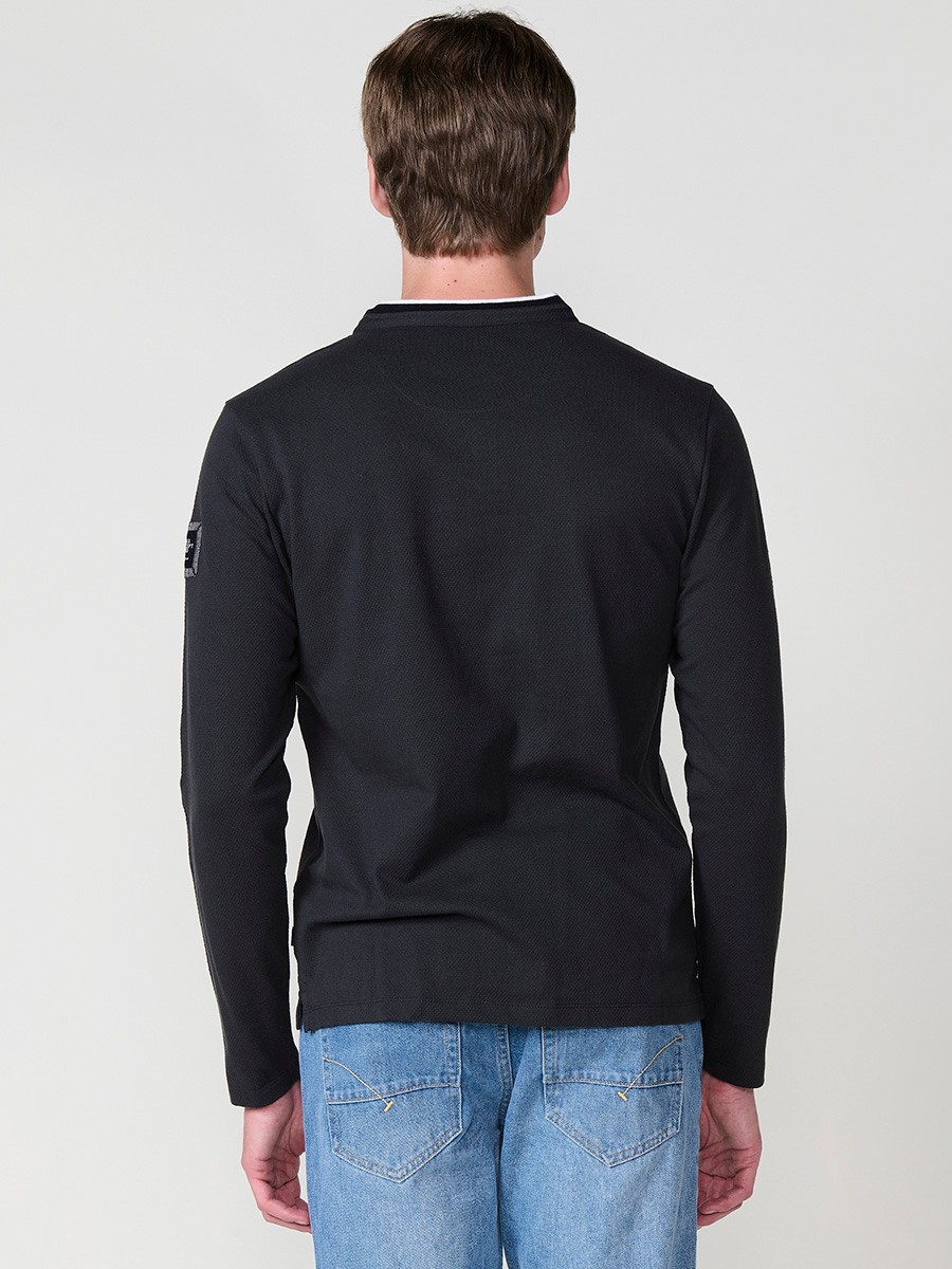 Polo de hombre antracita de manga larga, 100% algodón, con cuello redondo y estilo versátil para looks urbanos y elegantes.