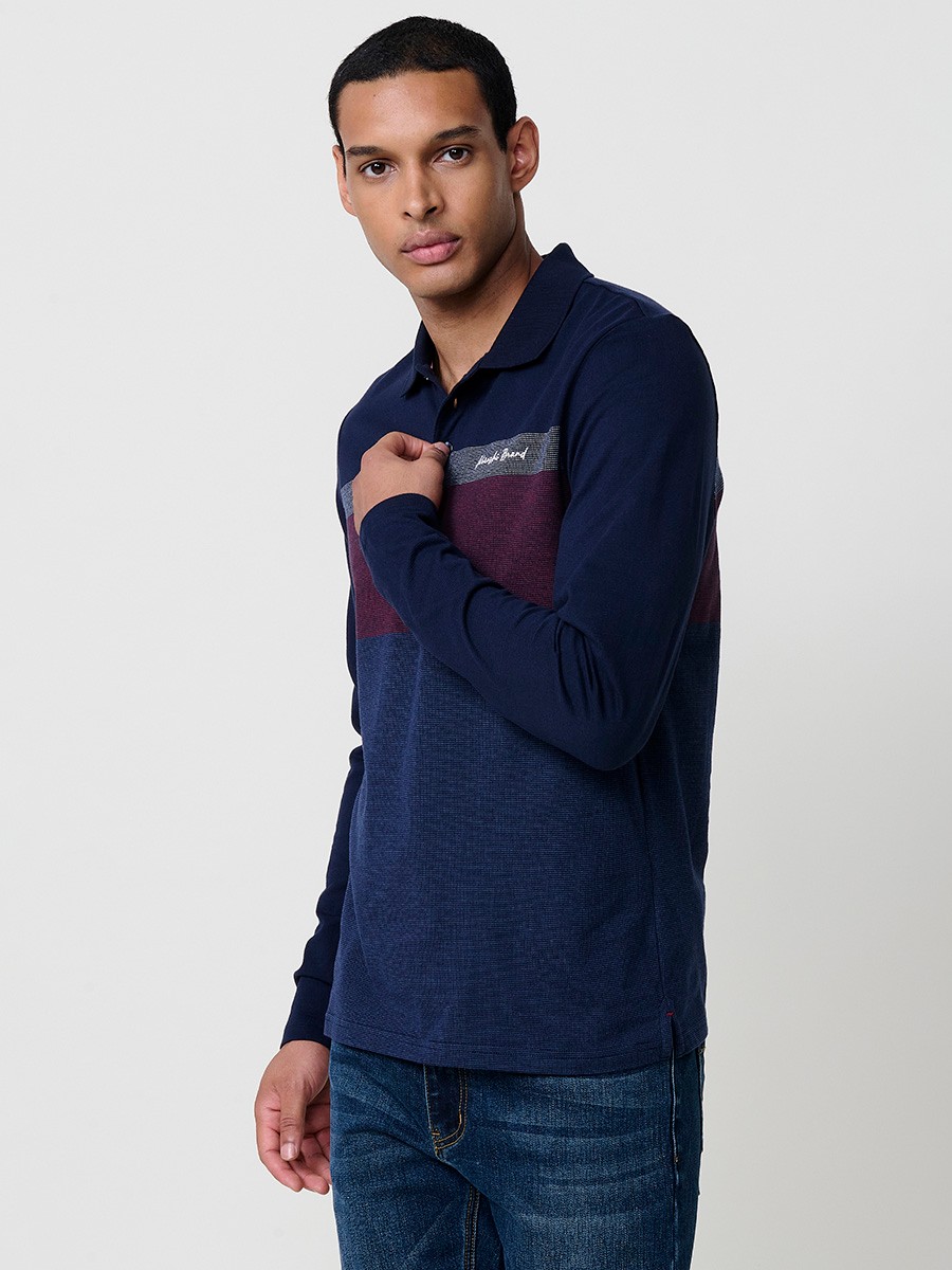 Polo de hombre en color navy de manga larga con cuello camisero. Prenda masculina básica 100% algodón.